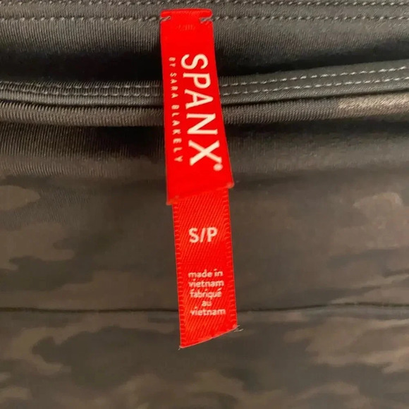 SPANX Black Camo Bike Shorts size Small - Picture 4 of 5